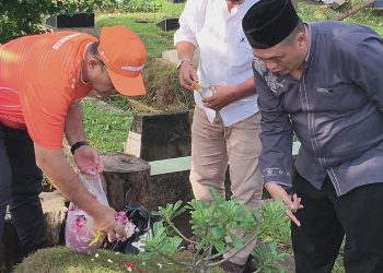 Wali Kota Jakpus Arifin Ziarah ke Makam Orang Tua, Didampingi Ketua Pokja PWI Jakpus