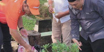 Wali Kota Jakpus Arifin Ziarah ke Makam Orang Tua, Didampingi Ketua Pokja PWI Jakpus