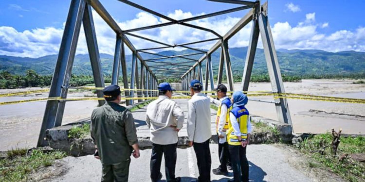 Presiden Prabowo Subianto melakukan peninjauan langsung ke lokasi Jembatan Pante Dona di Kabupaten Aceh Tenggara