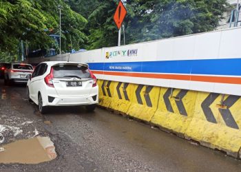 Genangan Tutupi Lubang Jalan AM Sangaji, Pengendara Motor Jadi Korban Potensial