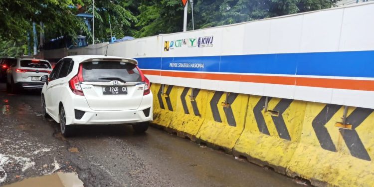 Genangan Tutupi Lubang Jalan AM Sangaji, Pengendara Motor Jadi Korban Potensial