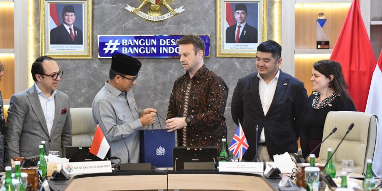 Mendes Yandri Terima 15 CEO Asal Inggris Bahas Listrik dan Investasi Desa