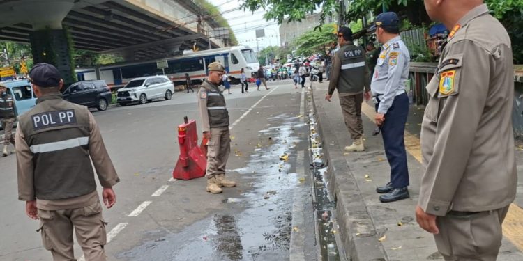 Gerak Cepat Camat Tanah Abang Tertibkan PKL di Stasiun Karet, Tuai Apresiasi