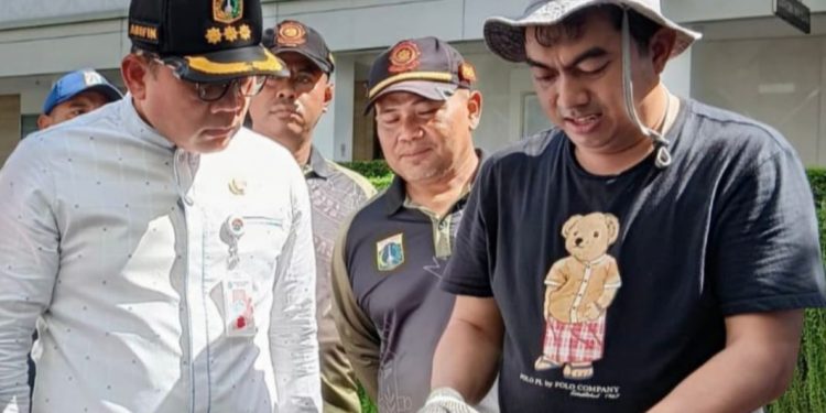 Petugas Gabungan Gelar Kerja Bakti Tangkap Ikan Sapu-sapu di depan Kali Mal Plaza Indonesia