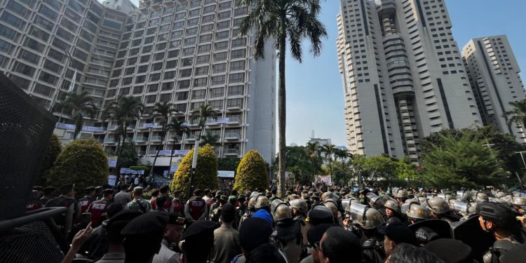 Eksekusi Lahan Hotel Sultan Dimulai, Diwarnai Kericuhan Penolakan Massa