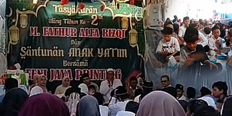Ronny Syahroni Dampingi Santunan Anak Yatim dalam Tasyakuran Milad Kedua M. Fathur Alfarizqi