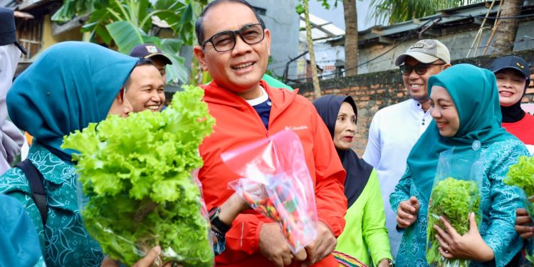 Wali Kota Jakpus Arifin Apresiasi Urban Farming RW 08 Paseban, Dorong Penataan Kawasan dan Perluasan Ruang Hijau