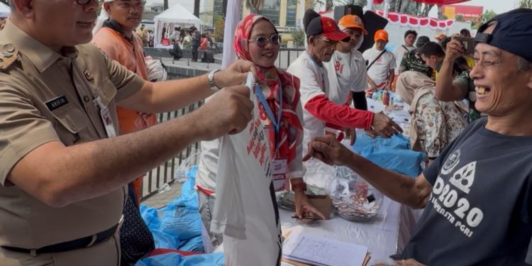 Meriah! Warga Senen Dapat Sembako, Cek Kesehatan hingga Doorprize Sambut HUT RI ke-81