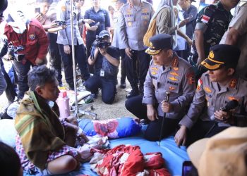 Kapolri Tinjau Posko Pengungsian Barangkolong, Pastikan Layanan Warga Terdampak Gempa Berjalan Optimal