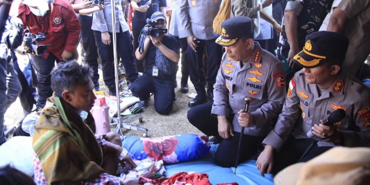Kapolri Tinjau Posko Pengungsian Barangkolong, Pastikan Layanan Warga Terdampak Gempa Berjalan Optimal